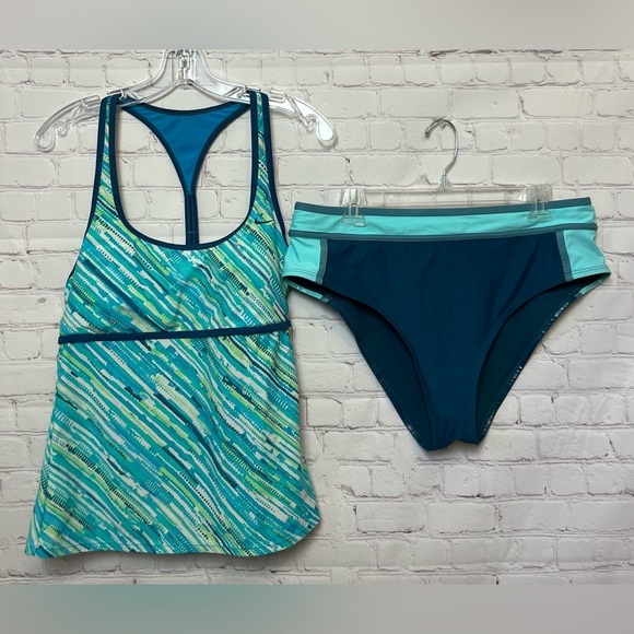 Coordinating Athletic Style Tankini Set - Picture 1 of 15